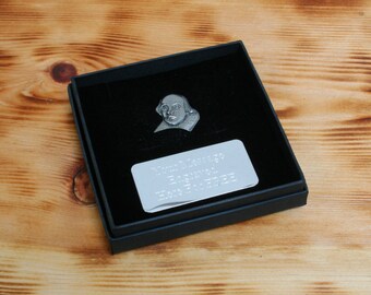 Insignia de solapa o imán de Shakespeare en caja de regalo de cumpleaños personalizada o bolsa de regalo de cumpleaños Pluma de Macbeth Regalo de cumpleaños pm