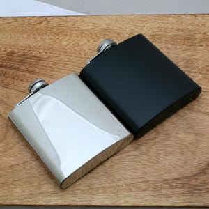 Petaca personalizada de acero inoxidable en plata o negro mate, grabada, regalo para el Día del Padre.