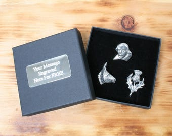 Juego de 3 insignias de peltre de Shakespeare: cardo de Macbeth, burro de verano y insignia de Shakespeare
