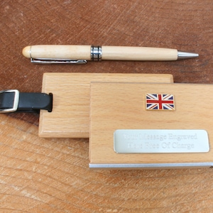 Great British Icons Porta biglietti da visita con etichetta per bagaglio Penna a sfera Set in legno Etichetta da viaggio Incisione gratuita Bus di Londra Taxi Cassetta postale Regalo di compleanno lu