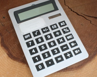 Calculatrice de bureau GIANT personnalisée alimentée par batterie et énergie solaire avec gravure personnalisée gratuite