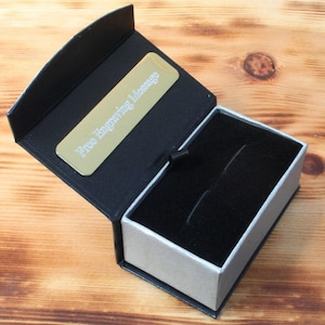 Gepersonaliseerde magnetische manchetknopendoos met goud of zilver gegraveerde plaquette
