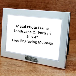 Op de afbeelding: Zilveren metalen fotolijst met een zwart treintje ontwerp. De lijst is 15,24 cm bij 10,16 cm en kan worden gebruikt voor landschaps- of portretfoto's. Het bevat een gratis graveerbericht.
