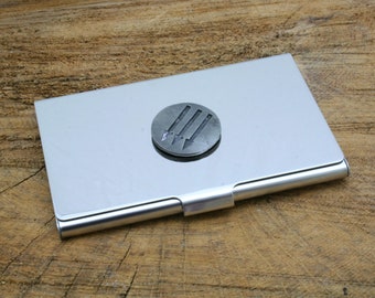 Tarjetero metálico con símbolos históricos para tarjetas de crédito con grabado personalizado gratuito. Regalo templario celta Britannia.