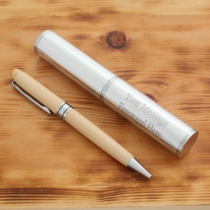 Estuche para bolígrafo personalizado con grabado gratuito. Incluye bolígrafo de madera.