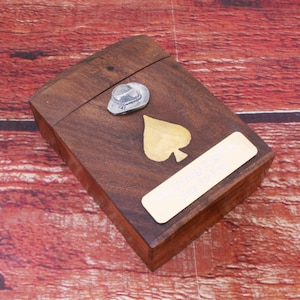Boîte de cartes à jouer en bois Cowboys and Indians comprenant des cartes à jouer avec gravure gratuite, un pistolet de rodéo, un cadeau pour la fête des pères indiens wcb