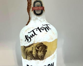Bottiglia di liquore illuminata con decoupage: Buffalo Chase Shabby Chic Art, Ma prima bottiglia di bourbon, bottiglia di decoupage riciclata, bourbon riutilizzato