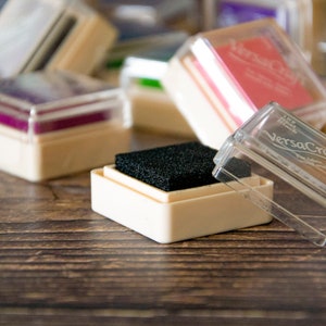 VersaCraft Fabric Ink Pad For Rubber Stamps, Multipurpose Water Based Pigment Ink For Paper Fabric Wood. immagine 2