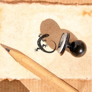 Mini Lizard Rubber Stamp: Perfect for Crafting, Scrapbooking, and Nature-Inspired Creations