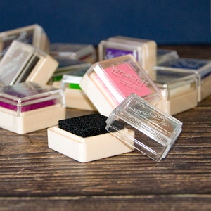 VersaCraft Fabric Ink Pad For Rubber Stamps, Multipurpose Water Based Pigment Ink For Paper Fabric Wood. immagine 3