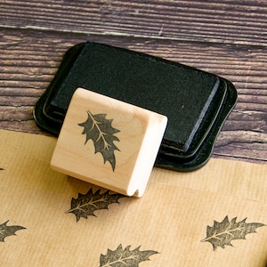 HOLLY LEAF Rubber Stamp With Wooden Block - Festive Stamp for Holiday Cards and Christmas Crafts