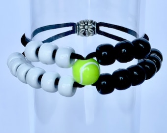 Pulsera de tenis Score Keeper: cuentas blancas y negras con cordón elástico negro.