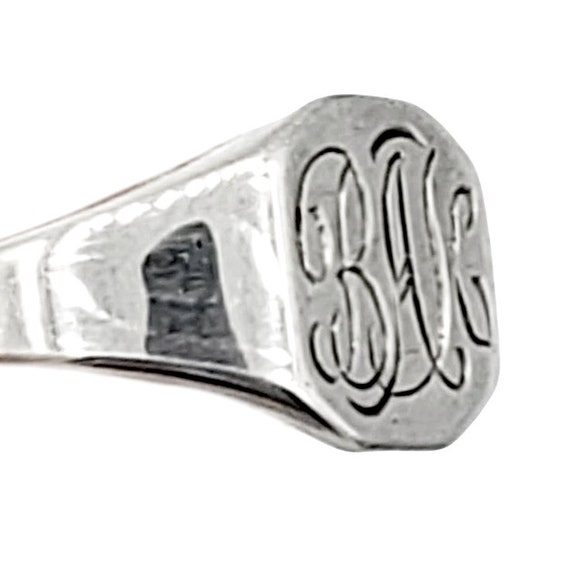 Vintage Engraved Signet Ring in Sterling Silver -… - image 5