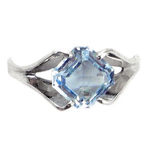Pretty Blue Topaz Ring in Sterling Silver - Vintage - Size 5.25