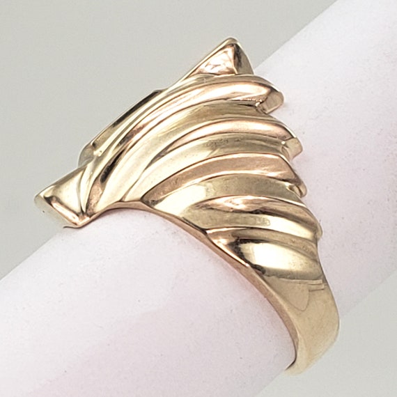 Vintage Sculptural 10K Solid Gold Ring - Size 6 - image 4
