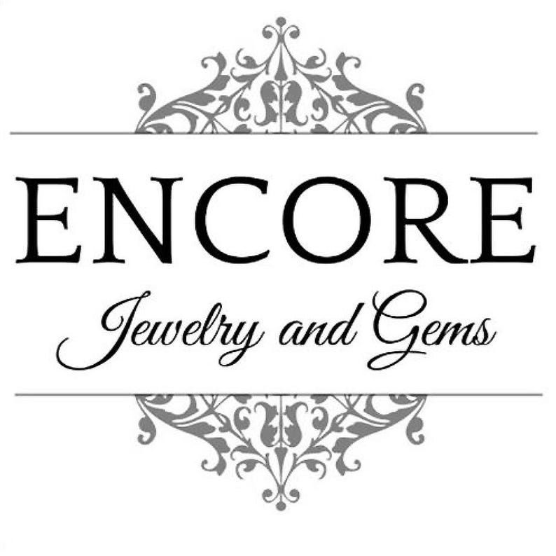 以下が含まれることがあります： 「ENCORE Jewelry and Gems」の白黒ロゴ。 「ENCORE」の文字は太字のサンセリフ体です。 下には筆記体で「Jewelry and Gems」と書かれています。 装飾的な灰色の花の要素がテキストを囲んでいます。