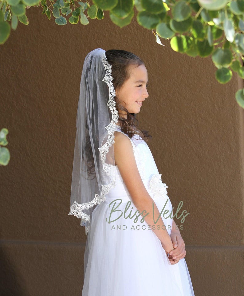 First Communion Veil with Scalloped Lace Edge afbeelding 3