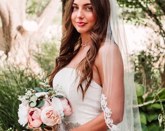 Lace Trim Wedding Veil: Elegant One Tier Bridal Veil, Ivory  display picture 1