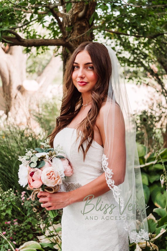 Lace Trim Wedding Veil: Elegant One Tier Bridal Veil, Ivory  display picture 3