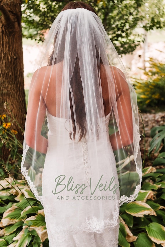 Lace Trim Wedding Veil: Elegant One Tier Bridal Veil, Ivory  display picture 2