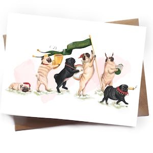Könnte beinhalten: Eine weiße Grußkarte mit einer Aquarellillustration von sechs Möpsen in einer festlichen Parade. Ein Mops spielt Tuba, ein anderer Trommel, einer hält ein grünes Banner mit dem Text Merry Christmas und andere tragen festliche Accessoires.
