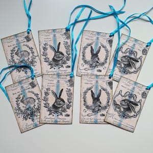 LAPINS À RAYURES BLEUES, style primitif, étiquettes cadeaux lapin de Pâques, étiquettes de style campagnard français, étiquettes de chasse de Pâques, style ferme rustique Pâques