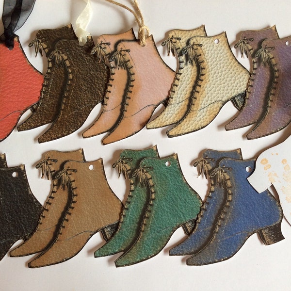 THE BOOTMAKER - (PAIRS) Vintage, laarsvormige tags - Victoriaanse, leren laarzen - Fashionista - Catwalk - Handgekapt - Uniek ontwerp