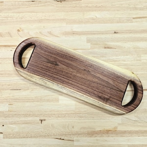 Tábua de frios artesanal de nogueira / Bandeja de servir / Tábua de queijos - Oval, 18”x6” com alças - Segura para alimentos e pronta para servir