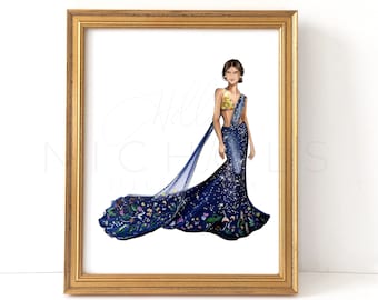 Könnte beinhalten: Eine gerahmte Modeillustration einer Figur in einem bodenlangen, dunkelblauen Kleid mit einer langen, fließenden Schleppe, die mit bunten Blumen- und Pilzmotiven verziert ist. Das Oberteil ist goldfarben und der Rock hat einen sternenartigen Glitzereffekt.
