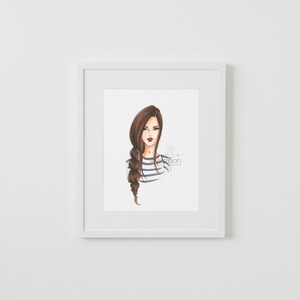 Puede incluir: Una ilustraci&oacute;n enmarcada de una mujer con el pelo largo y casta&ntilde;o recogido en una trenza. Lleva una camisa a rayas y tiene una expresi&oacute;n neutral en la cara. La firma del artista es visible en la esquina inferior derecha.