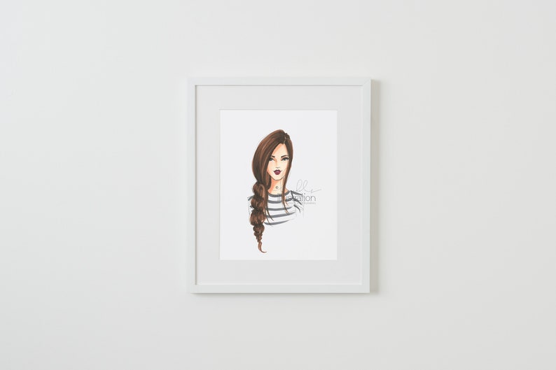 Puede incluir: Una ilustraci&oacute;n enmarcada de una mujer con el pelo largo y casta&ntilde;o recogido en una trenza. Lleva una camisa a rayas y tiene una expresi&oacute;n neutral en la cara. La firma del artista es visible en la esquina inferior derecha.