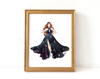 Könnte beinhalten: Eine gerahmte Illustration einer Frau in einem dunkelblauen Kleid mit Galaxie-Druck und silbernen Halbmonden. Das Kleid hat einen hohen Schlitz und die Frau trägt blaue Absätze.