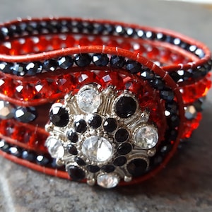 Armband med rött och svart kristall, manschett i rött och svart läder, grå och röda kristaller, glittrigt armband, läderarmband med 5 rader