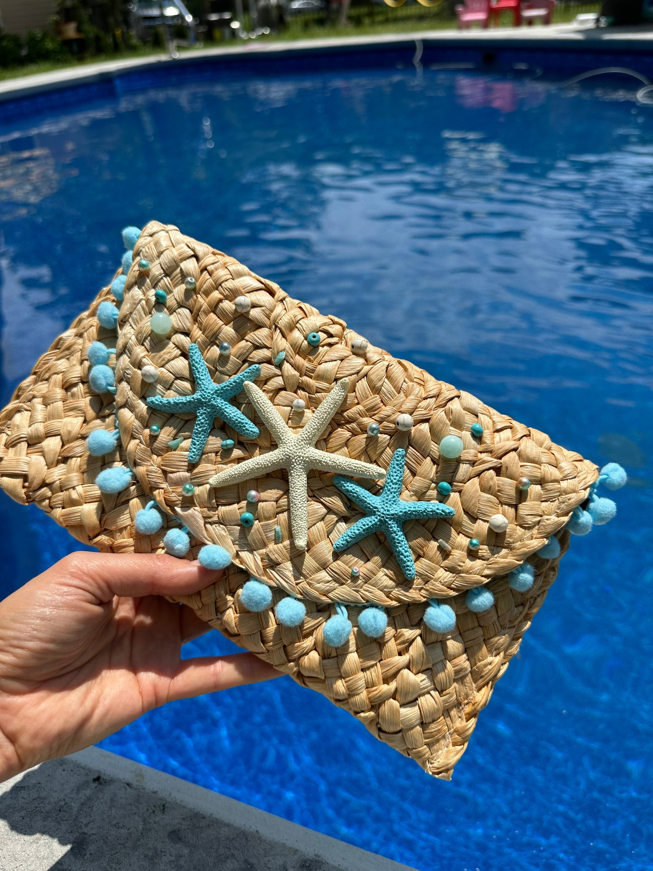cute Jige clutch in Toile canvas and Navy Box calfskin. 🤩 A perfect  #summer clutch for the beach: natural colored canvas with a dark blue …