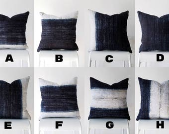 Auténtica almohada vintage de cáñamo Hmong, batik índigo, tribal, boho, azul y blanco.