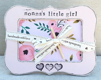 Handgemaakte fotolijst oma: verweerd vintage kinderkamerdecoratie