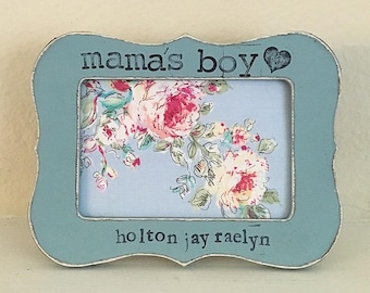 Personalisierter 'Mama's Boy' Bilderrahmen: Handgestempelter 4x6 Blumenrahmen