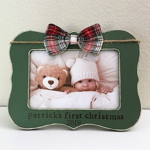 Marco de fotos personalizado para la primera Navidad del bebé: regalo con lazo de cuadros navideños, marco estilo cottagecore estampado a mano.