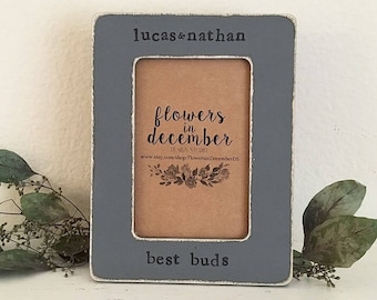 Puede incluir: Marco de fotos de madera gris con letras blancas que dicen "Lucas & Nathan, Flowers in December, Best Buds".