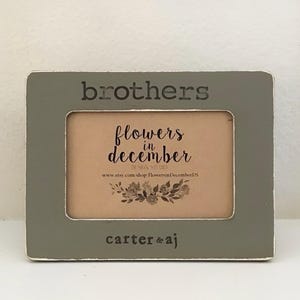 Personlig Bröder-tavelram: Handstämplad, sliten träram, 4x6-foto