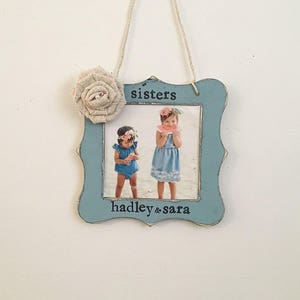 enfeite de irmãs, presente personalizado, irmã mais nova, irmã mais velha, enfeite de porta-retrato, enfeite de bebê, decoração rústica de fazenda
