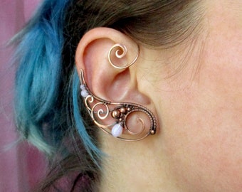 Paar oormanchetten Dahlia - koperen oorwarmers, enkele oorbel zonder piercing lichtroze kralen, metalen kanten oormanchet, handgemaakte statement-oorbellen