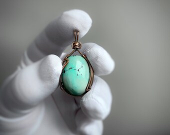 Colgante de turquesa genuina envuelto en alambre de cobre macizo