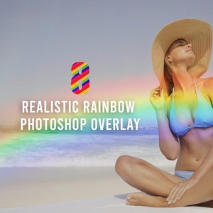 Puede incluir: Una mujer con un bikini azul y un sombrero de paja se sienta en una playa con un efecto de arcoíris. El texto "8 REALISTIC RAINBOW PHOTOSHOP OVERLAY" se muestra sobre la mujer.