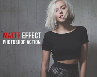 Op de afbeelding: Een vrouw met kort, blond haar draagt een zwart crop top en een zwart-witte rok. De tekst "MATTE EFFECT PHOTOSHOP ACTION" staat in rode letters op een grijze achtergrond.