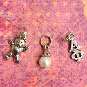 Conjunto de amuletos de hermandad de mujeres griego Alpha Phi AP: amuleto de oso de peluche mascota, alfa phi lavaliere y colgante de perlas