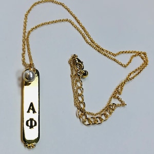 以下が含まれることがあります： ゴールドのネックレスに、