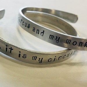 Ja, det är min cirkus och mina apor - polskt ordspråk Handstämplat citat silvermanschettarmband tillverkat av mattfri aluminium