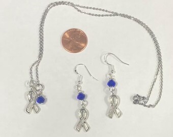 CLAIRE'S ENSEMBLE COLLIER ET BOUCLES D'OREILLES PAPILLON