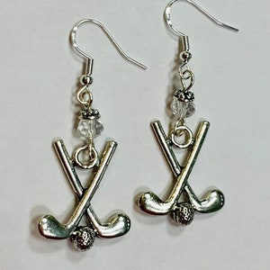 ゴルファー、ゴルフ、またはゴルフクラブのイヤリング。スターリングシルバーのイヤリングワイヤーにクリアクリスタルのアクセントビーズが付いています。